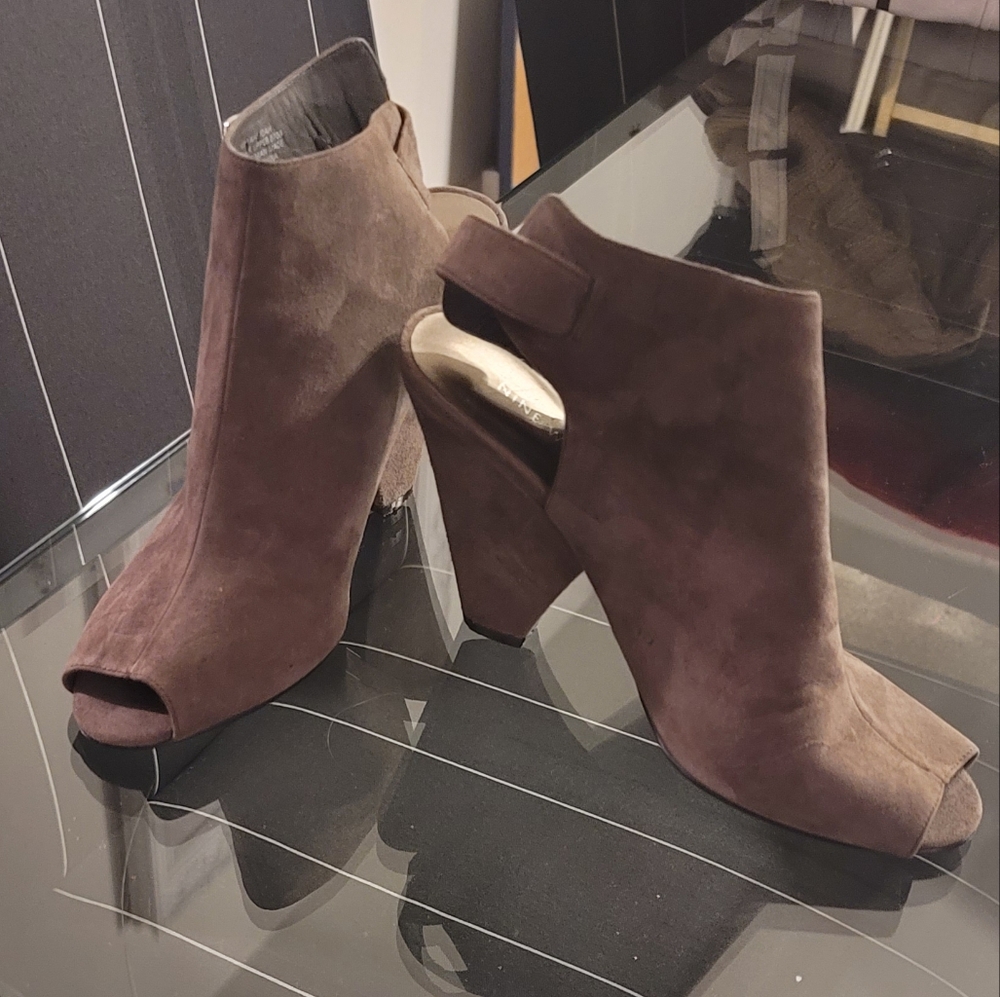 Nine West  NWOT Peep Toe Suede Shoe Sz 8.5